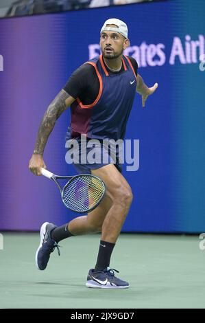 New York, USA. 06. September 2022. Nick Kyrgios aus Australien gibt einen Schuss zurück, als er Karen Khachanov aus Russland während des Viertelfinals der US Open Tennis Championships im USTA Billie Jean King National Tennis Center in Flushing Meadows Corona Park New York, 6. September 2022, spielt. (Foto von Anthony Behar/Sipa USA) Quelle: SIPA USA/Alamy Live News Stockfoto
