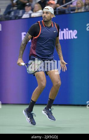 New York, USA. 06. September 2022. Nick Kyrgios aus Australien gibt einen Schuss zurück, als er Karen Khachanov aus Russland während des Viertelfinals der US Open Tennis Championships im USTA Billie Jean King National Tennis Center in Flushing Meadows Corona Park New York, 6. September 2022, spielt. (Foto von Anthony Behar/Sipa USA) Quelle: SIPA USA/Alamy Live News Stockfoto