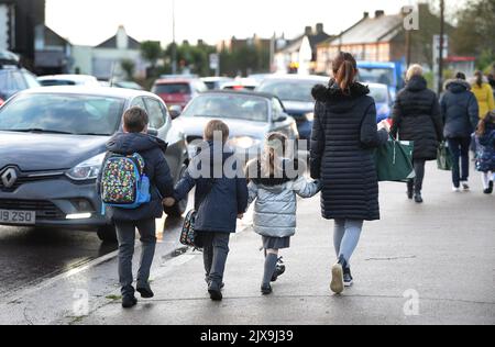 Foto vom 17/01/20 von Eltern, die ihre Kinder zur Schule in Hornchurch, Essex, an stationären Autos vorbeilaufen lassen, als acht von 10 Personen, die auf eine Umfrage zum Leerlauf des Autos antworteten, sagten, dass sie es außerhalb der Schultore verbieten wollen. Stockfoto