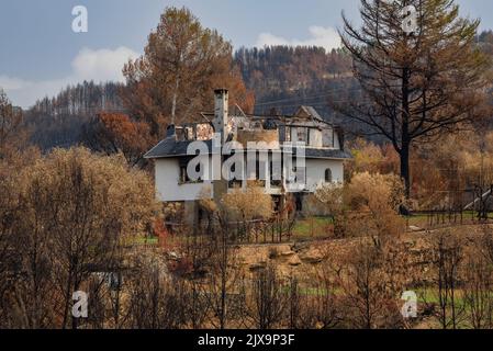 Haus verbrannt und durch den 2022 Pont de Vilomara Waldbrand (Bages, Barcelona, Katalonien, Spanien) ESP: Casa quemada y calcinada por un incendio Stockfoto