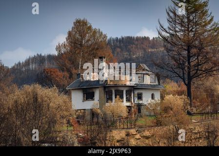 Haus verbrannt und durch den 2022 Pont de Vilomara Waldbrand (Bages, Barcelona, Katalonien, Spanien) ESP: Casa quemada y calcinada por un incendio Stockfoto