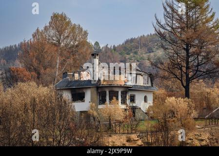 Haus verbrannt und durch den 2022 Pont de Vilomara Waldbrand (Bages, Barcelona, Katalonien, Spanien) ESP: Casa quemada y calcinada por un incendio Stockfoto