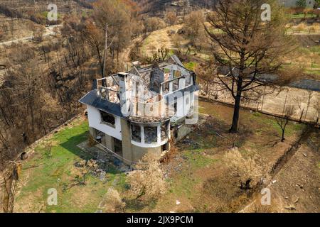 Haus verbrannt und durch den 2022 Pont de Vilomara Waldbrand (Bages, Barcelona, Katalonien, Spanien) ESP: Casa quemada y calcinada por un incendio Stockfoto