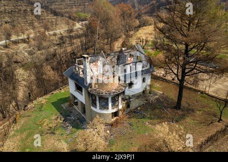 Haus verbrannt und durch den 2022 Pont de Vilomara Waldbrand (Bages, Barcelona, Katalonien, Spanien) ESP: Casa quemada y calcinada por un incendio Stockfoto