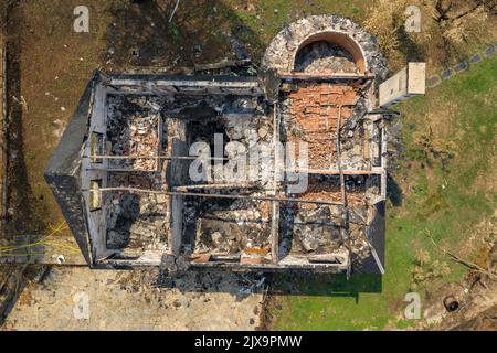 Haus verbrannt und durch den 2022 Pont de Vilomara Waldbrand (Bages, Barcelona, Katalonien, Spanien) ESP: Casa quemada y calcinada por un incendio Stockfoto