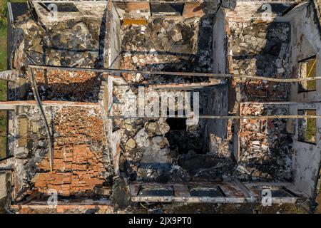 Haus verbrannt und durch den 2022 Pont de Vilomara Waldbrand (Bages, Barcelona, Katalonien, Spanien) ESP: Casa quemada y calcinada por un incendio Stockfoto