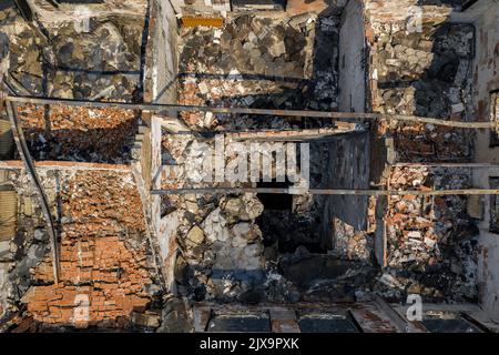 Haus verbrannt und durch den 2022 Pont de Vilomara Waldbrand (Bages, Barcelona, Katalonien, Spanien) ESP: Casa quemada y calcinada por un incendio Stockfoto