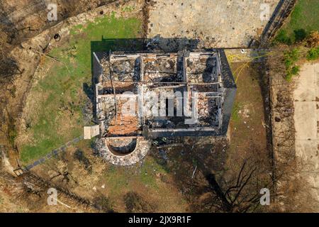 Haus verbrannt und durch den 2022 Pont de Vilomara Waldbrand (Bages, Barcelona, Katalonien, Spanien) ESP: Casa quemada y calcinada por un incendio Stockfoto