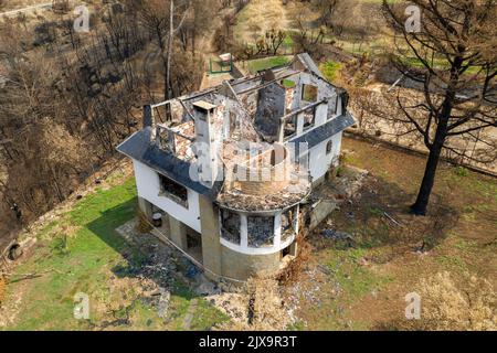 Haus verbrannt und durch den 2022 Pont de Vilomara Waldbrand (Bages, Barcelona, Katalonien, Spanien) ESP: Casa quemada y calcinada por un incendio Stockfoto