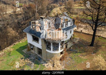 Haus verbrannt und durch den 2022 Pont de Vilomara Waldbrand (Bages, Barcelona, Katalonien, Spanien) ESP: Casa quemada y calcinada por un incendio Stockfoto