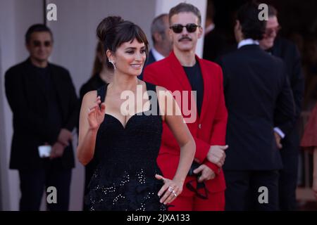 Lido Di Venezia, Italien. 06. September 2022. Penelope Cruz kommt am 6. September 2022 zur Vorführung des Films 'en Los Margenes' (On the Fringe), der im Rahmen des Internationalen Filmfestivals von Venedig 79. im Lido di Venezia in Venedig, Italien, beim Orizzonti-Wettbewerb vorgestellt wurde. © Foto: Cinzia Camela. Kredit: Unabhängige Fotoagentur/Alamy Live Nachrichten Stockfoto