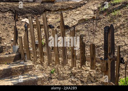 Häuser, Gärten und Fahrzeuge, die nach dem Brand der Pont de Vilomara 2022 verbrannt wurden (Barcelona, Katalonien, Spanien) ESP: Casas, jardines y vehículos quemados Stockfoto