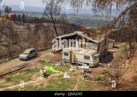 Häuser, Gärten und Fahrzeuge, die nach dem Brand der Pont de Vilomara 2022 verbrannt wurden (Barcelona, Katalonien, Spanien) ESP: Casas, jardines y vehículos quemados Stockfoto