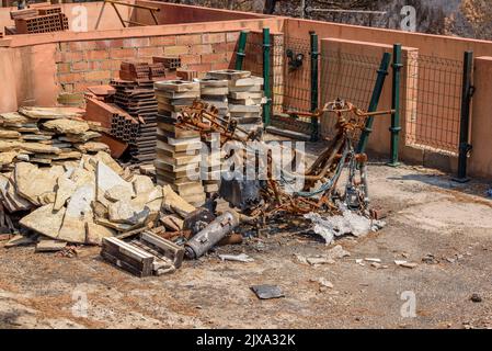 Häuser, Gärten und Fahrzeuge, die nach dem Brand der Pont de Vilomara 2022 verbrannt wurden (Barcelona, Katalonien, Spanien) ESP: Casas, jardines y vehículos quemados Stockfoto