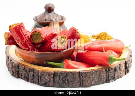 Traditionelle Hausgemachte Rote Chilischote Auch Bekannt Als Moti Teekhi Lal Mirch Ka Bharwa Bharua Achar Gefüllt Mit Grob Gepuderten Masala Gewürzen Wie Se Stockfoto