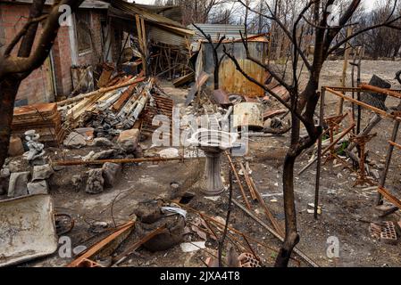 Häuser, Gärten und Fahrzeuge, die nach dem Brand der Pont de Vilomara 2022 verbrannt wurden (Barcelona, Katalonien, Spanien) ESP: Casas, jardines y vehículos quemados Stockfoto