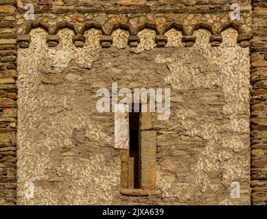 Steindetails der Fassade der Kirche Sant Feliu, in Tírvia (Pallars Sobirà, Katalonien, Spanien, Pyrenäen) ESP: Details de piedra en Tírvia Stockfoto