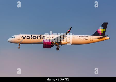 Mexiko-Stadt, Mexiko - 15. April 2022: Volaris Airbus A321neo-Flugzeug auf dem Flughafen von Mexiko-Stadt (MEX) in Mexiko. Stockfoto