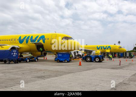 San Andres, Kolumbien - 8. April 2022: Vivaair Airbus A320neo Flugzeuge am Flughafen San Andres (ADZ) in Kolumbien. Stockfoto