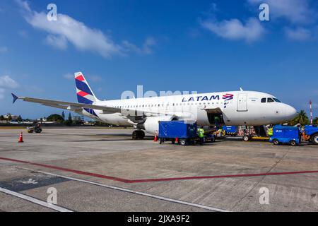 San Andres, Kolumbien - 6. April 2022: Flugzeug des Typs Airbus A320 von LATAM Airlines am Flughafen San Andres (ADZ) in Kolumbien. Stockfoto