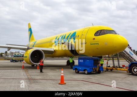 San Andres, Kolumbien - 8. April 2022: Vivaair Airbus A320neo am Flughafen San Andres (ADZ) in Kolumbien. Stockfoto