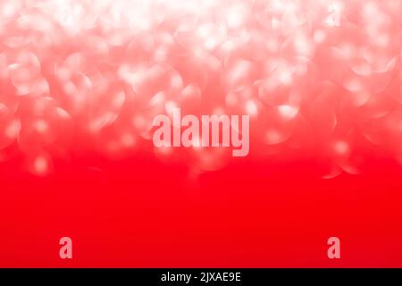 Roter, unscharfer abstrakter Hintergrund mit Unschärfe-Licht. Mit Bokeh-Effekt. Weihnachten, Neujahr, Valentinstag und Internationaler Frauentag, Geburtstag, März Stockfoto