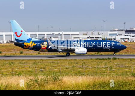 Paris, Frankreich - 4. Juni 2022: TUI Belgium Boeing 737-800 Flugzeug mit Family Life Hotels Sonderfarben am Flughafen Paris Orly (ORY) in Frankreich. Stockfoto