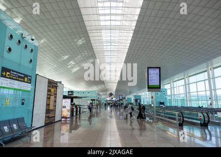 Barcelona, Spanien - 21. Februar 2022: Terminal 1 des Flughafens Bacelona in Spanien. Stockfoto