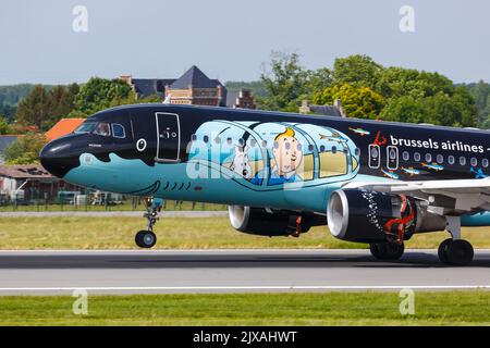 Brüssel, Belgien - 21. Mai 2022: Brussels Airlines Airbus A320 mit Tintin-Sonderfarben am Brüsseler Flughafen (BRU) in Belgien. Stockfoto