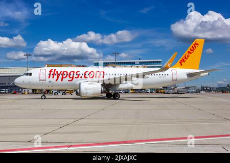 Stuttgart, 9. Juli 2022: Pegasus Airbus A320neo am Flughafen Stuttgart (STR) in Deutschland. Stockfoto