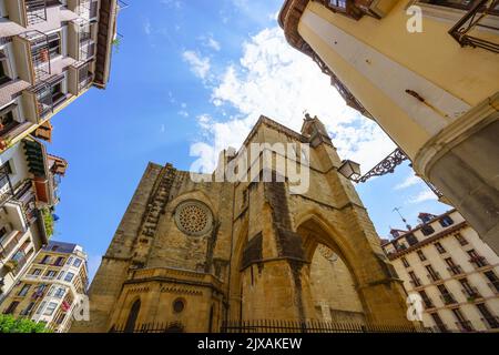 Blick auf eine gotische Kirche gegen den Himmel in Donostia Spanien Stockfoto