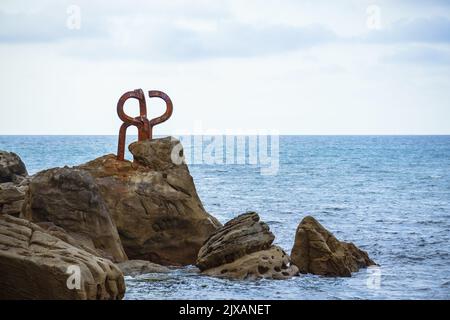 San Sebastián, Spanien. 10. August 2022. Ansicht der Skulpturen von Eduardo Chillida aus dem Windkamm (Peine del Viento) Stockfoto