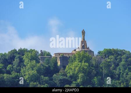 San Sebastian, Spanien. 10. August 2022. Blick auf das Castillo de la Mota mit der Statue von Jesus Christus oben Stockfoto