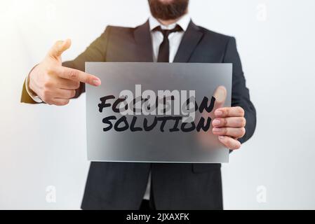 Schreiben Zeige Text Fokus auf LösungGive volle Aufmerksamkeit auf die Behandlung Antwort auf die Situation. Internet-Konzept geben volle Aufmerksamkeit auf den Umgang Stockfoto