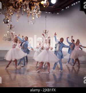 Die Computer-Show, Unterhaltungsshow, Deutschland 1971, Mitwirkende: Ballett in einer klassischen Ballszene. Stockfoto