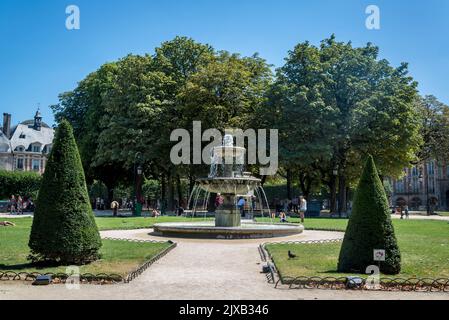 Der Place des Vosges, der älteste geplante Platz in Paris, wurde im 17.. Jahrhundert erbaut, als er die Heimat des Adels war, und befindet sich im Viertel Marais, P Stockfoto