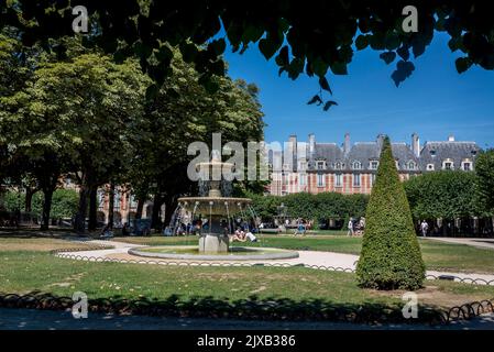 Der Place des Vosges, der älteste geplante Platz in Paris, wurde im 17.. Jahrhundert erbaut, als er die Heimat des Adels war, und befindet sich im Viertel Marais, P Stockfoto