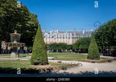 Der Place des Vosges, der älteste geplante Platz in Paris, wurde im 17.. Jahrhundert erbaut, als er die Heimat des Adels war, und befindet sich im Viertel Marais, P Stockfoto