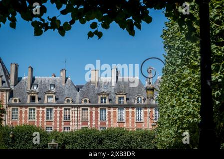 Der Place des Vosges, der älteste geplante Platz in Paris, wurde im 17.. Jahrhundert erbaut, als er die Heimat des Adels war, und befindet sich im Viertel Marais, P Stockfoto