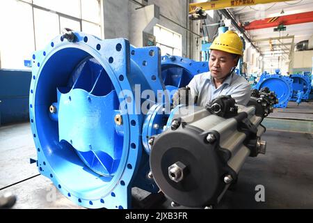 NANTONG, CHINA - 7. SEPTEMBER 2022 - Arbeiter montieren eine Charge von Ventilanlagen zur Lieferung in einer Werkstatt von Rongtong Valve Machinery Co LTD, A Stockfoto