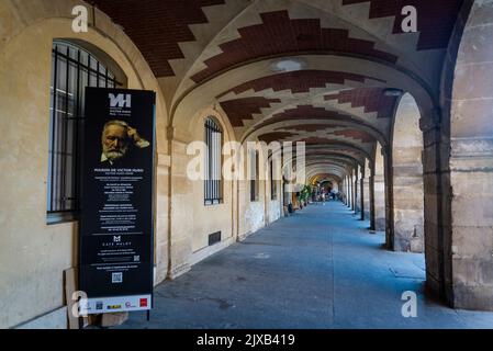 Arkaden des Place des Vosges, des ältesten geplanten Platzes in Paris, erbaut im 17.. Jahrhundert, im Marais-Viertel, Paris, Frankreich Stockfoto