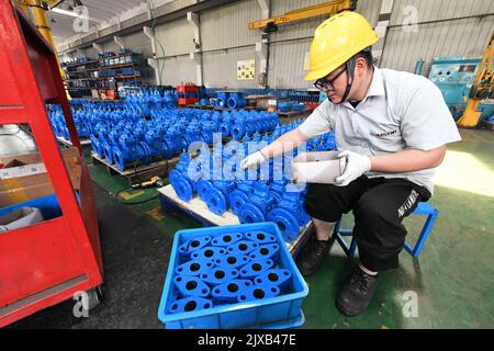 NANTONG, CHINA - 7. SEPTEMBER 2022 - Arbeiter montieren eine Charge von Ventilanlagen zur Lieferung in einer Werkstatt von Rongtong Valve Machinery Co LTD, A Stockfoto