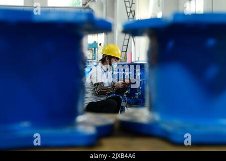 NANTONG, CHINA - 7. SEPTEMBER 2022 - Arbeiter montieren eine Charge von Ventilanlagen zur Lieferung in einer Werkstatt von Rongtong Valve Machinery Co LTD, A Stockfoto