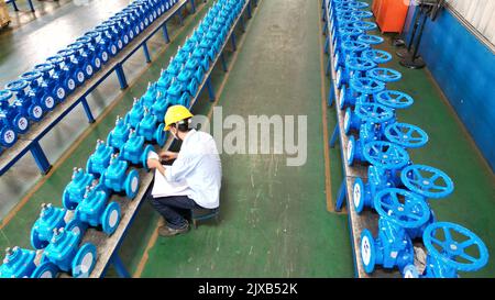 NANTONG, CHINA - 7. SEPTEMBER 2022 - Arbeiter montieren eine Charge von Ventilanlagen zur Lieferung in einer Werkstatt von Rongtong Valve Machinery Co LTD, A Stockfoto