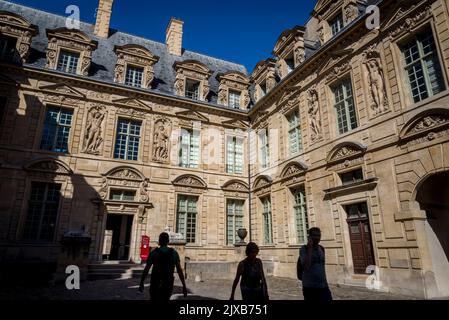 Innenhof des Hôtel de Sully, ein Hôtel particulier im Louis XIII-Stil, oder ein privates Herrenhaus, in der Rue Saint-Antoine iParis 62, Frankreich Stockfoto