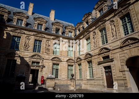 Innenhof des Hôtel de Sully, ein Hôtel particulier im Louis XIII-Stil, oder ein privates Herrenhaus, in der Rue Saint-Antoine iParis 62, Frankreich Stockfoto