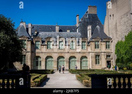 Innenhof des Hôtel de Sully, ein Hôtel particulier im Louis XIII-Stil, oder ein privates Herrenhaus, in der Rue Saint-Antoine iParis 62, Frankreich Stockfoto