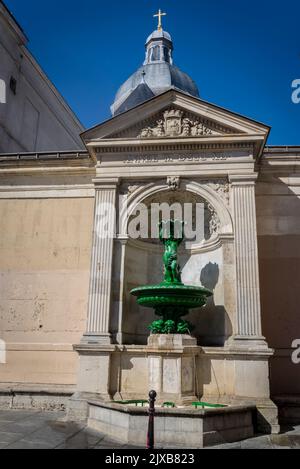Water Fountain in der rue Charlemagne ist eine Straße im 4. Arrondissement von Paris, im Viertel Saint-Gervais, Paris, Frankreich Stockfoto