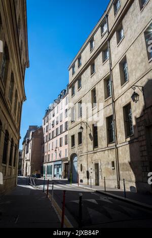 Die stimmungsvolle Rue Charlemagne ist eine Straße im Pariser Arrondissement 4., im Viertel Saint-Gervais, Paris, Frankreich Stockfoto