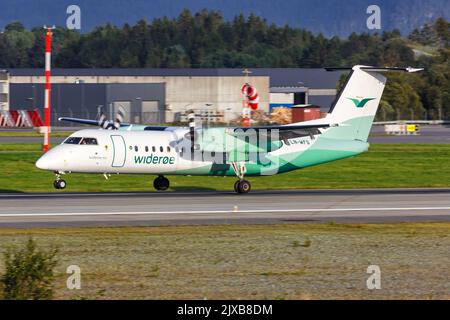 Bergen, Norwegen - 17. August 2022: Flugzeug von Wideroe De Havilland Canada Dash 8-300 am Flughafen Bergen (BGO) in Norwegen. Stockfoto